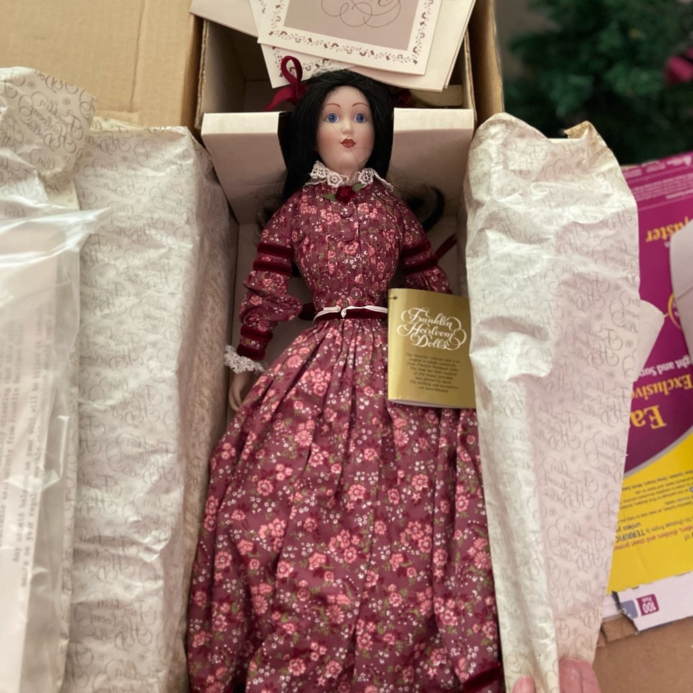 Little women porcelain dolls from Franklin Mint. Only opened to take photos.
NEW
